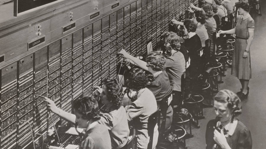 This image of women working at a telephone switchboard is not how Google search works.